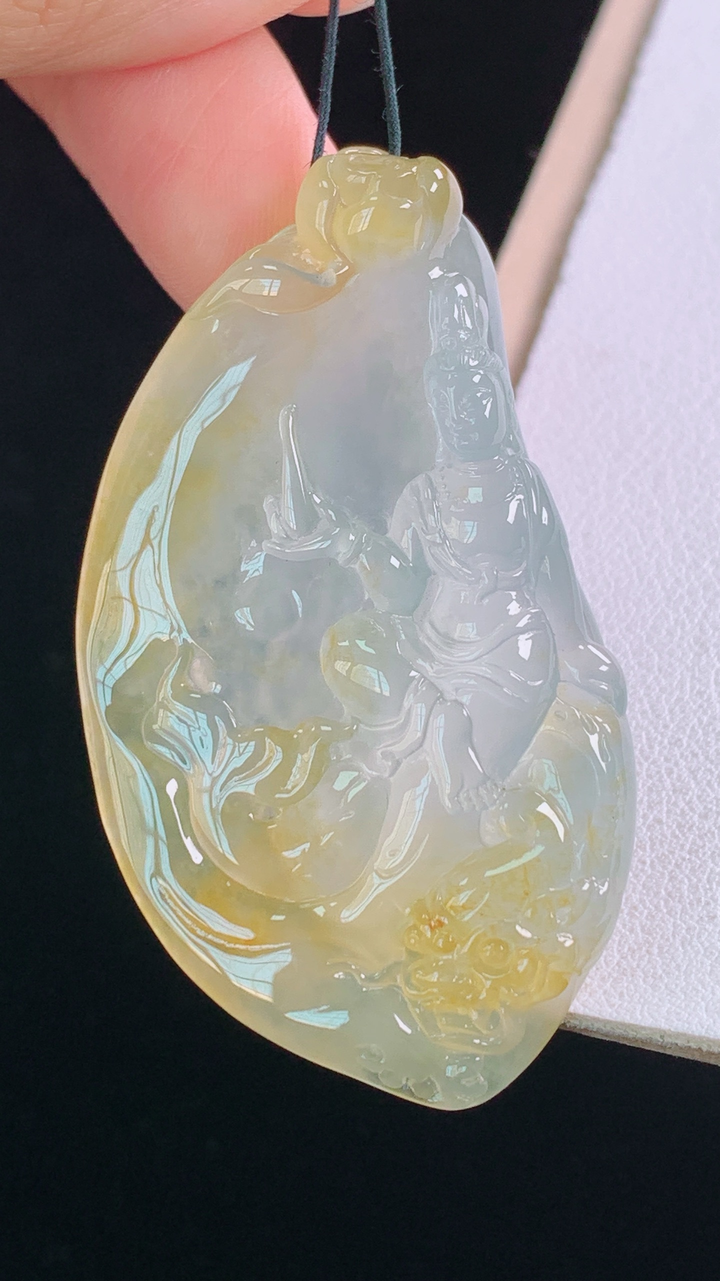 冰黄文殊观音 天然黄翡，种老起胶，无裂 尺寸:53.6-30.3-10.2mm 18