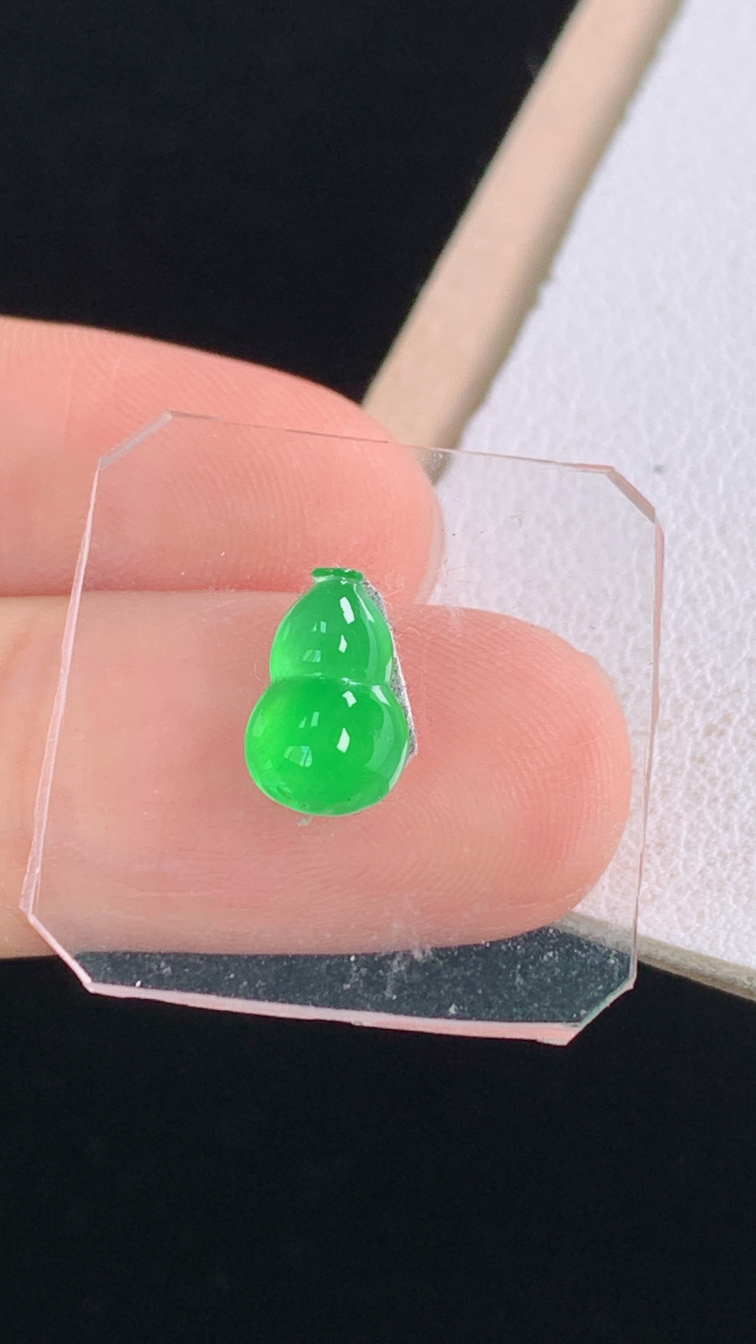 冰绿葫芦，一刀切，色泽漂亮，胶感十足，无裂，尺寸:8.9-5.9-3.3mm 17