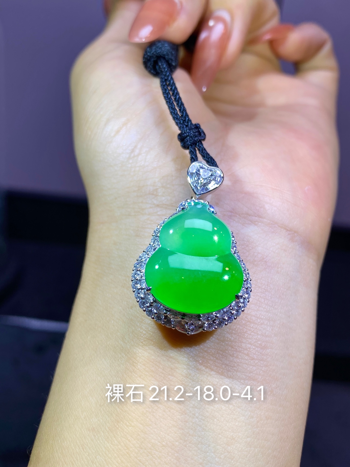 阳绿葫芦吊坠 整体：34.7-22.9-12.9 裸石：21.2-18.0-4.1 02XC2609