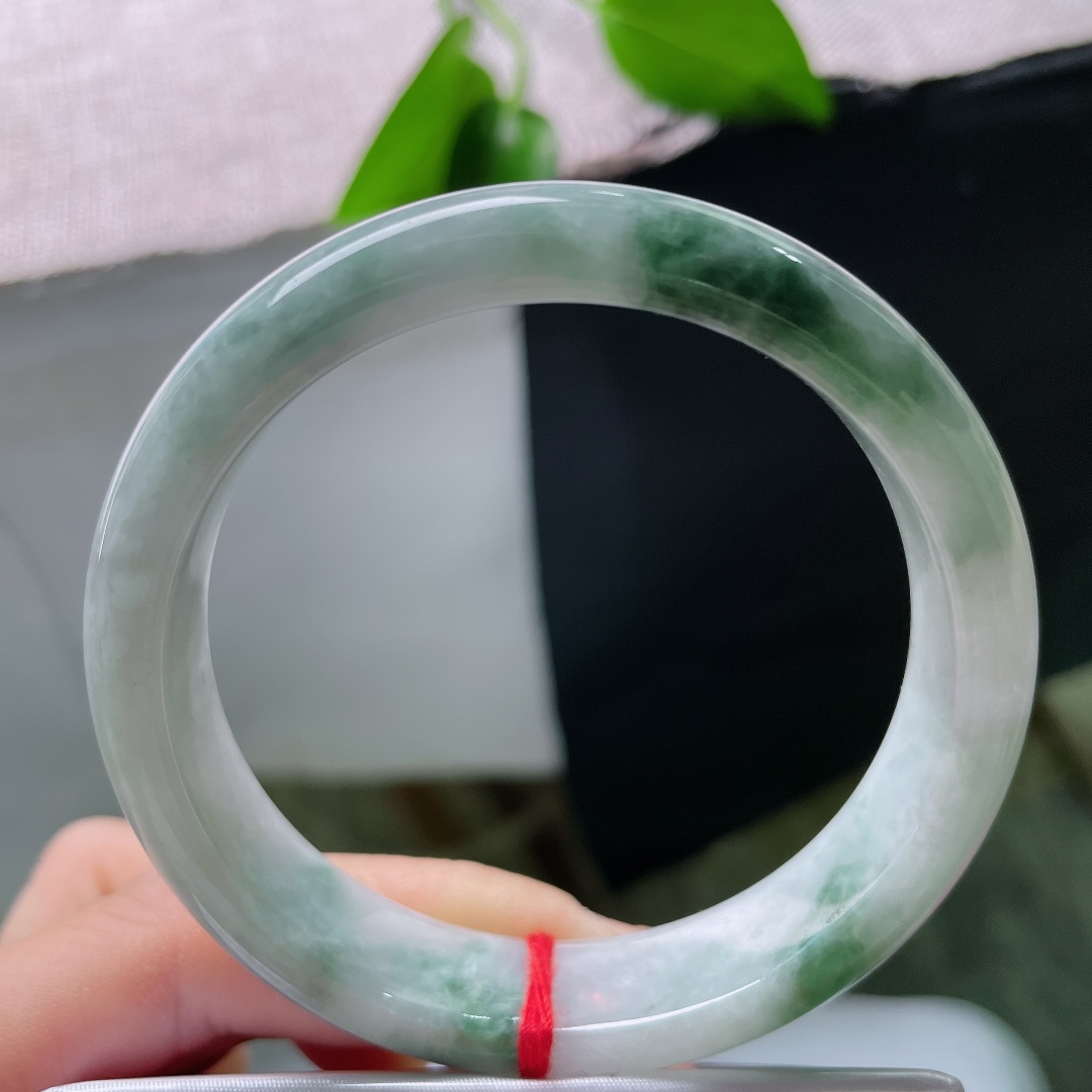 57.1/13/7.8，飘花正圈，有裂，玉质细腻， 飘花婉转绵延，如同风吹湖面漾开的浅浅涟漪。ss5
