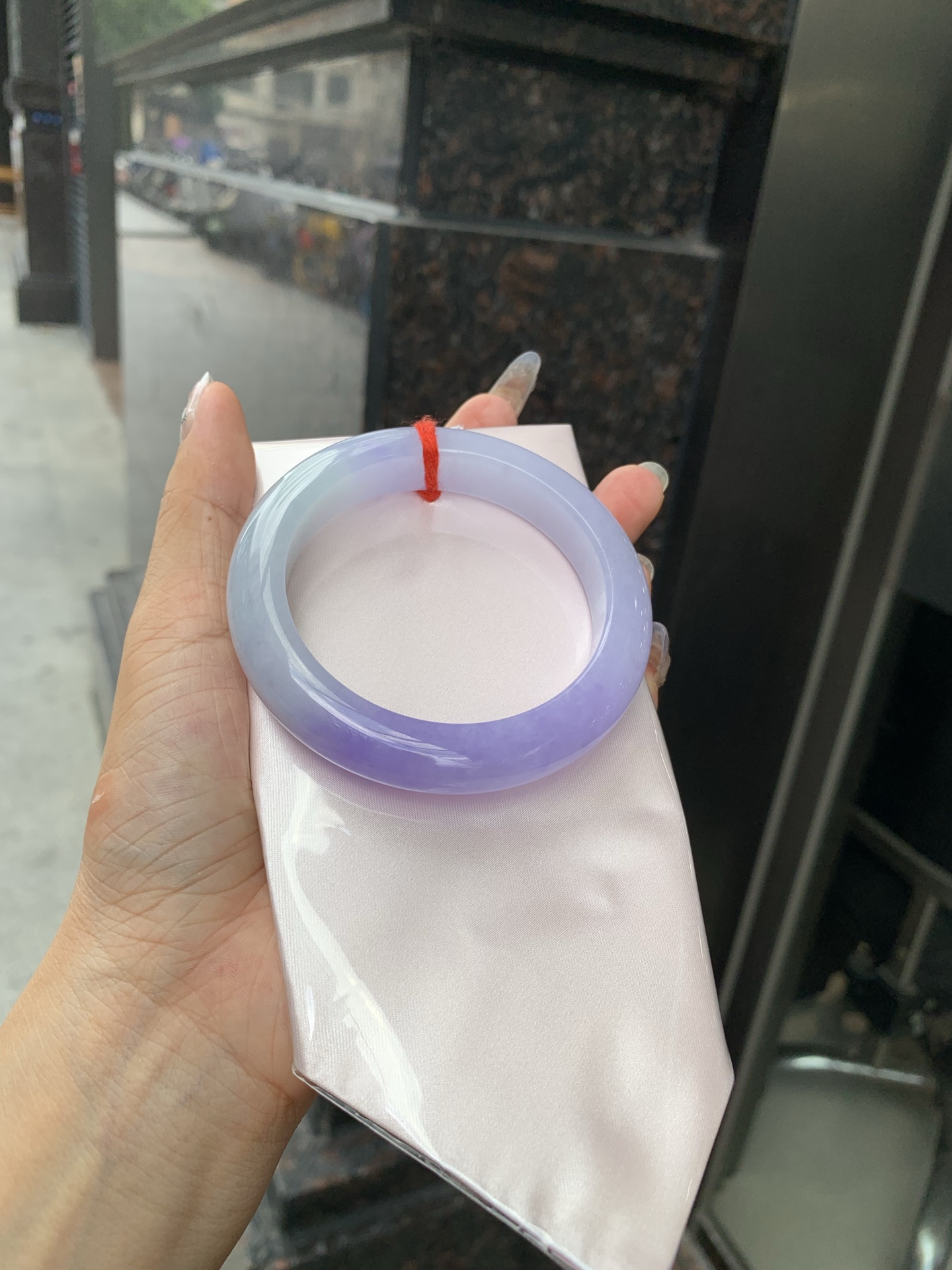 浓紫春彩正圈 60-9.9-12.7 0522-N792 打灯细纹，烟雨入春俏，彩祥出云端，一抹淡果绿色碰上浓妆艳抹妖紫，像是融化了春天，所有美好交织在一起，上手贵气显眼