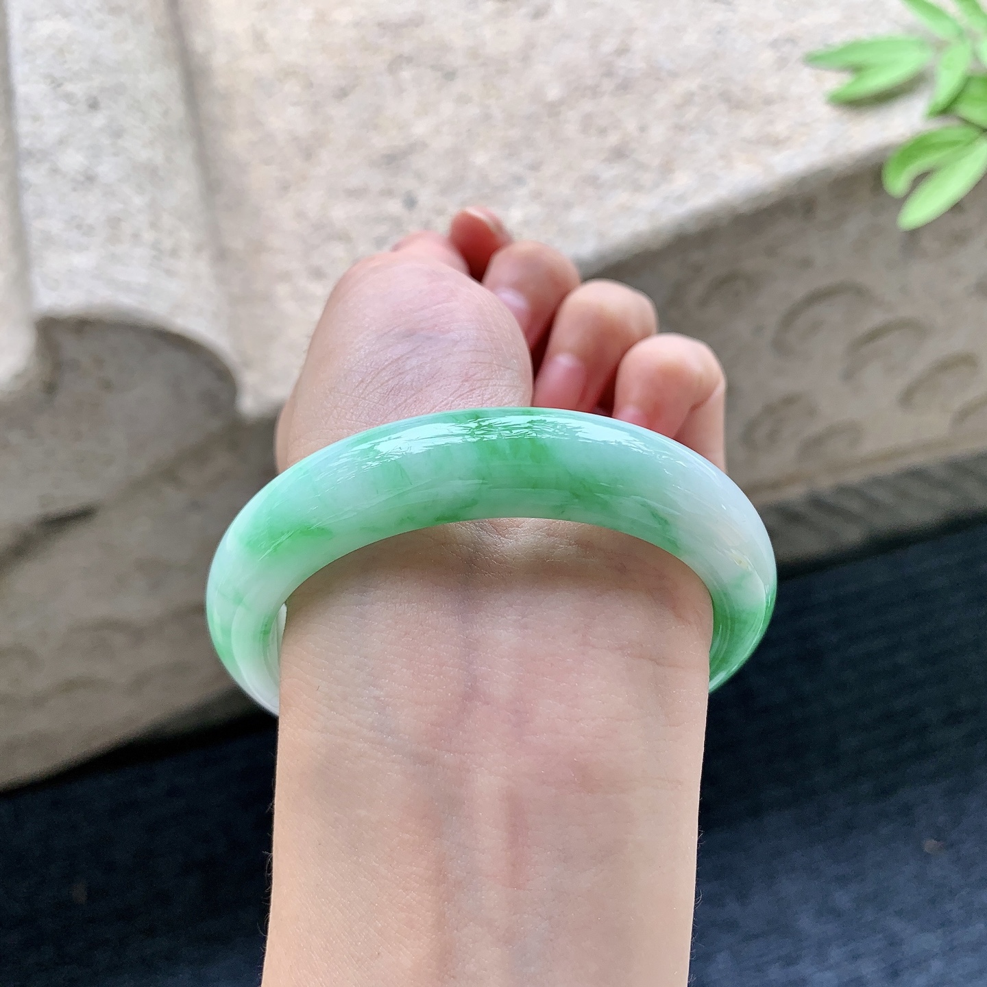 正圈55 56 圈口56.5/12/8.6 编码Q5092241 阳绿，水润，种老，细腻，有细微纹线