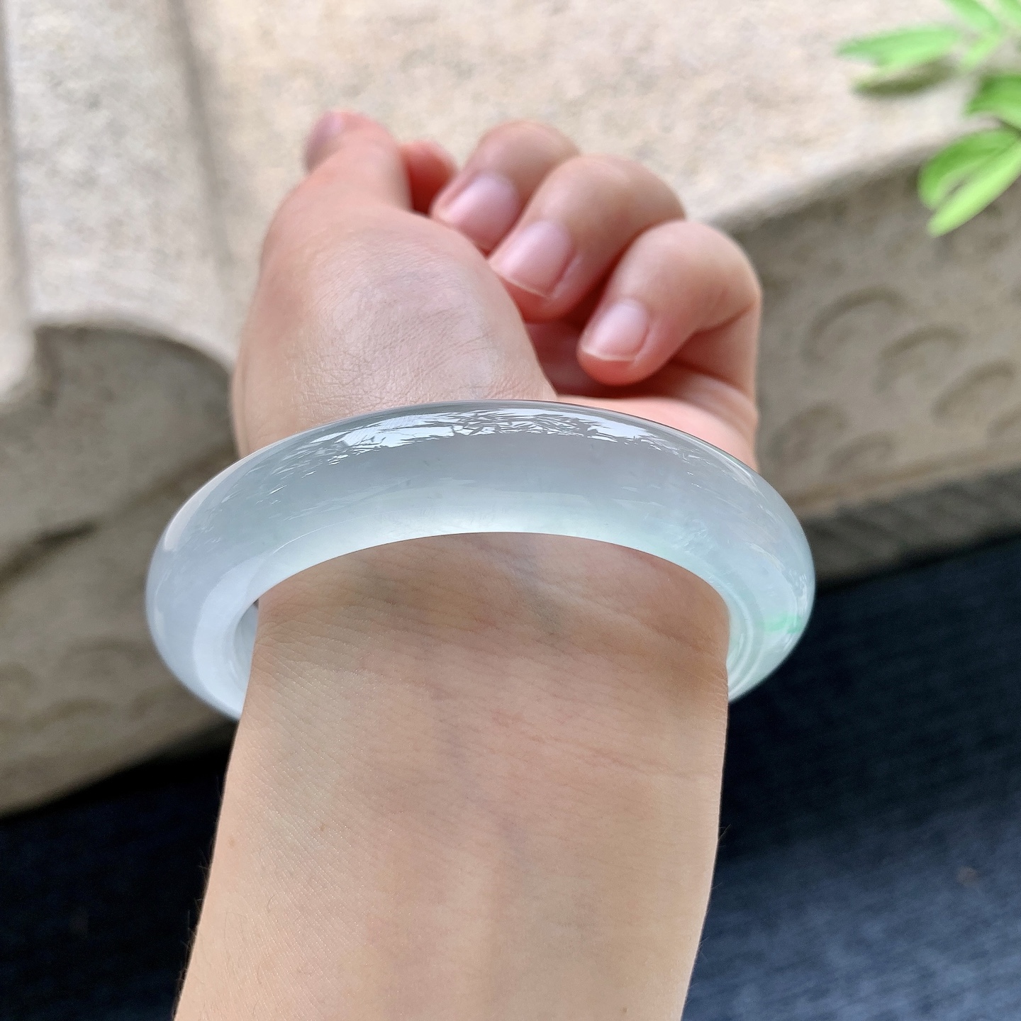 正圈54 55 圈口55.5/12/9.7 编码ZLD092212 冰种飘绿，清透，水润，种老，细腻，打灯有絮线