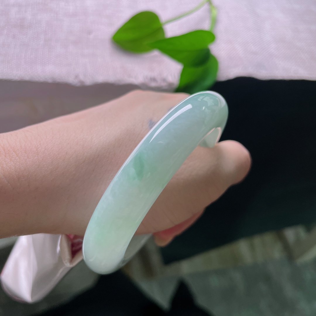 56.3/13.2/10.6，飘花正圈，晶体纹，水头清亮通透，一抹翠色悠然点缀镯身，玉质莹润，仿佛把山间清泉凝于腕间，清爽脱俗。ss59709a