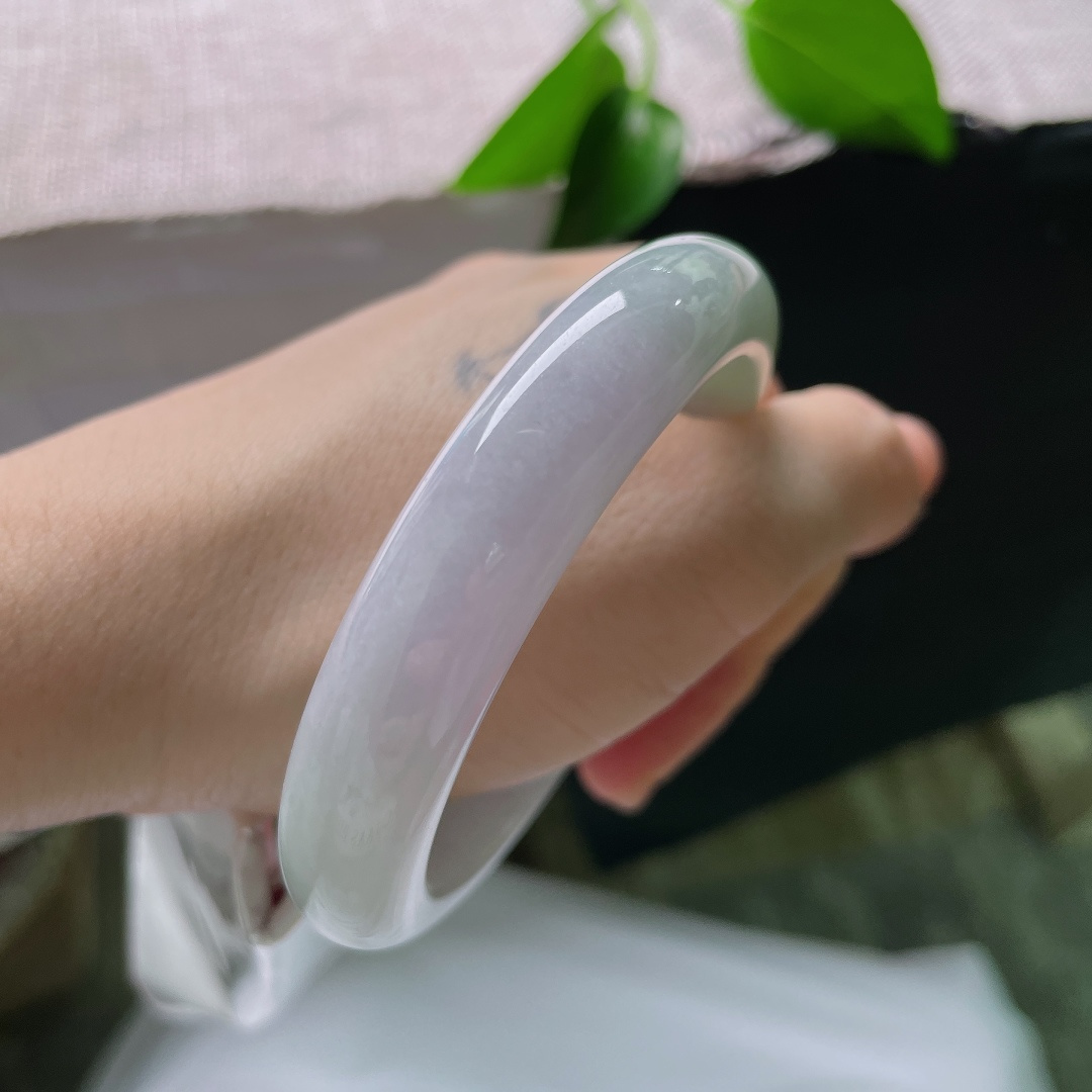 56.6/12.3/8.5，春彩正圈，晶体，冰润底色氤氲淡淡紫韵，糅合清新翠色与一缕浅黄，三色温柔交融，气韵清雅。ss59671a