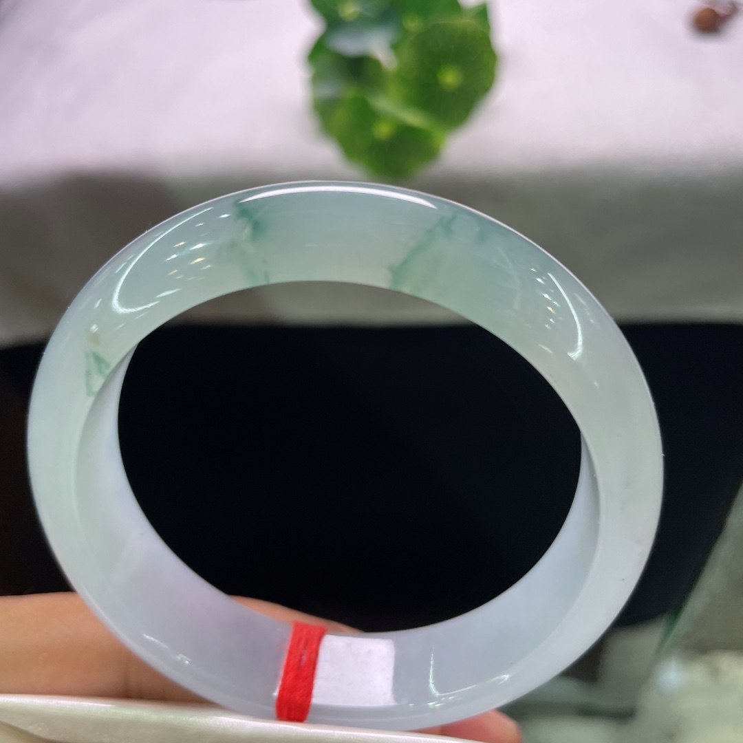 天然翡翠手镯 圈口58.5/14.8/7.8，冰飘花正圈，种老，水足，起胶，冰透，飘花灵动，无裂