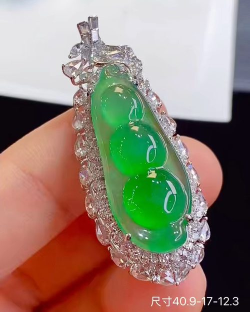 ️18k金+钻玻璃种阳绿福豆吊坠，饱满圆润上档次，性比高，实物更漂亮，无裂，40.9-17-12.