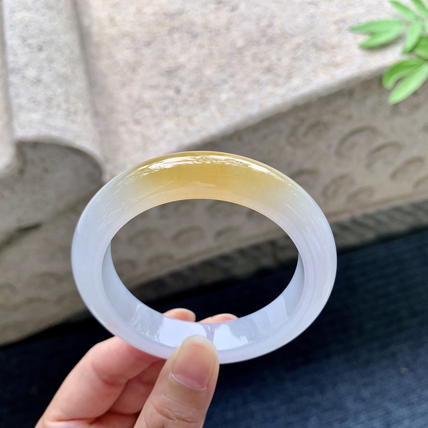 正圈53 54 圈口53.5/12.4/9.2 编码J1092210 糯冰带一抹黄翡，水润，种老，细腻，无裂