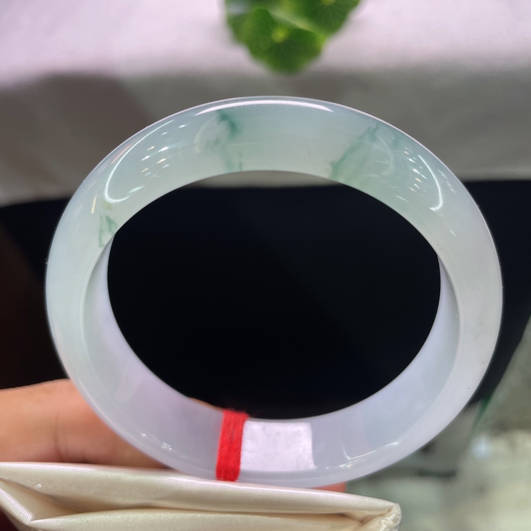 天然翡翠手镯 圈口58.5/14.8/7.8，冰飘花正圈，种老，水足，起胶，冰透，飘花灵动，无裂