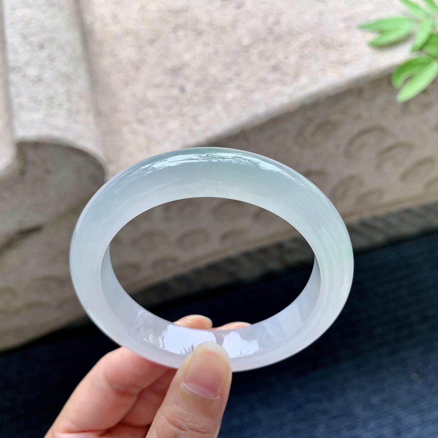 正圈54 55 圈口55.8/12.5/8.9 编码G7092031 冰糯飘绿，水润，种老，细腻，打灯有絮线