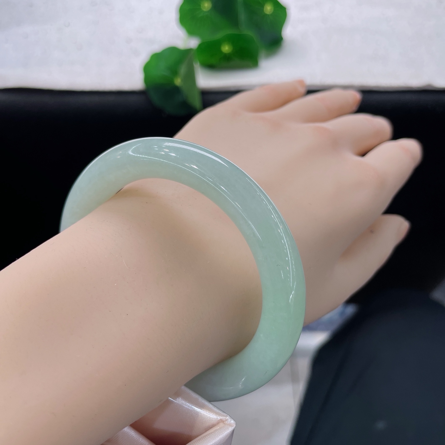 天然翡翠手镯 圈口56.3/10.8，晴底圆条，56/57可戴，一汪浅湖青，温润圆条，无裂