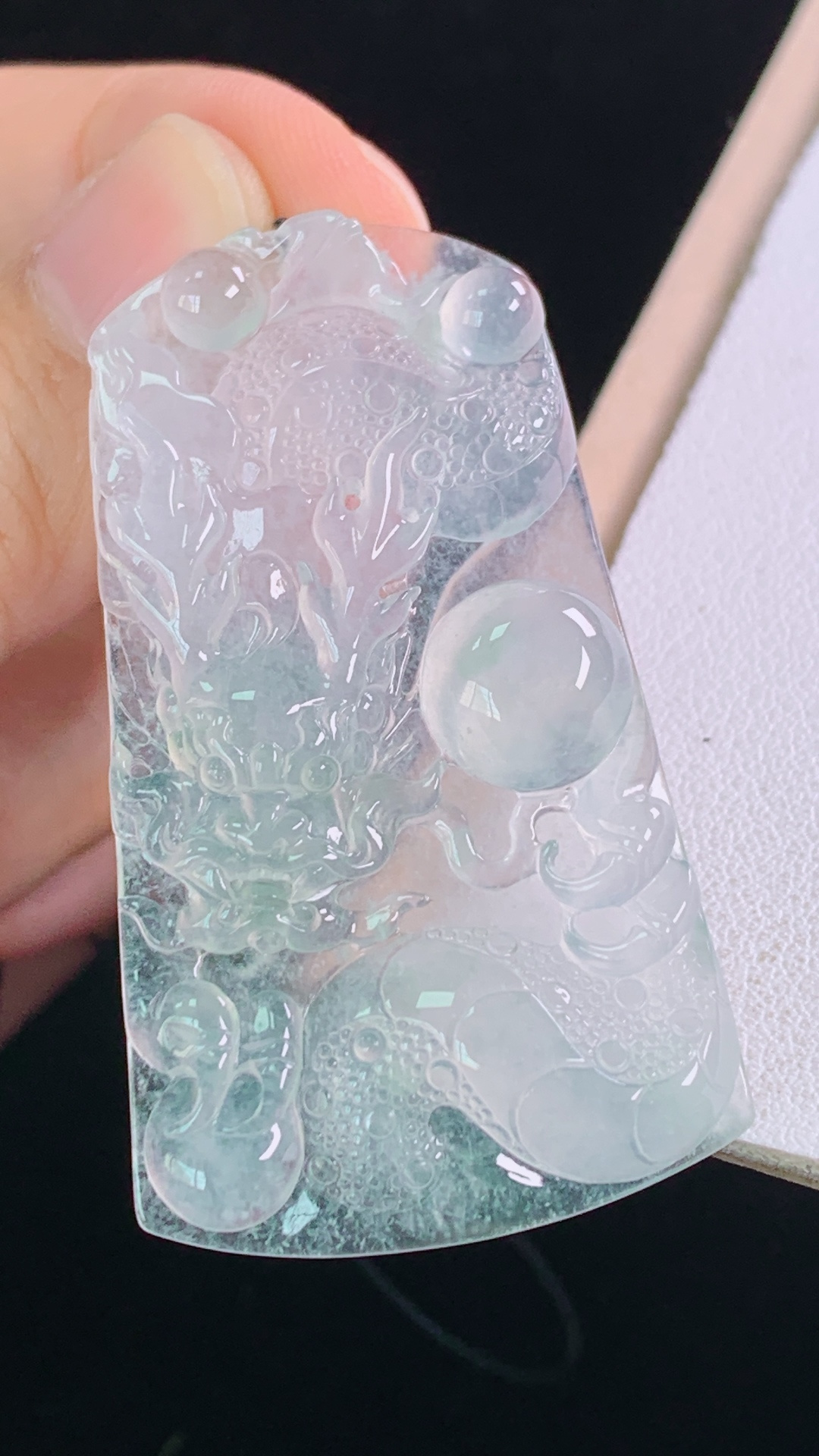 ️龙牌 种水，雕工精湛，霸气，无裂，尺寸:49.4-28.9-5.7mm 18