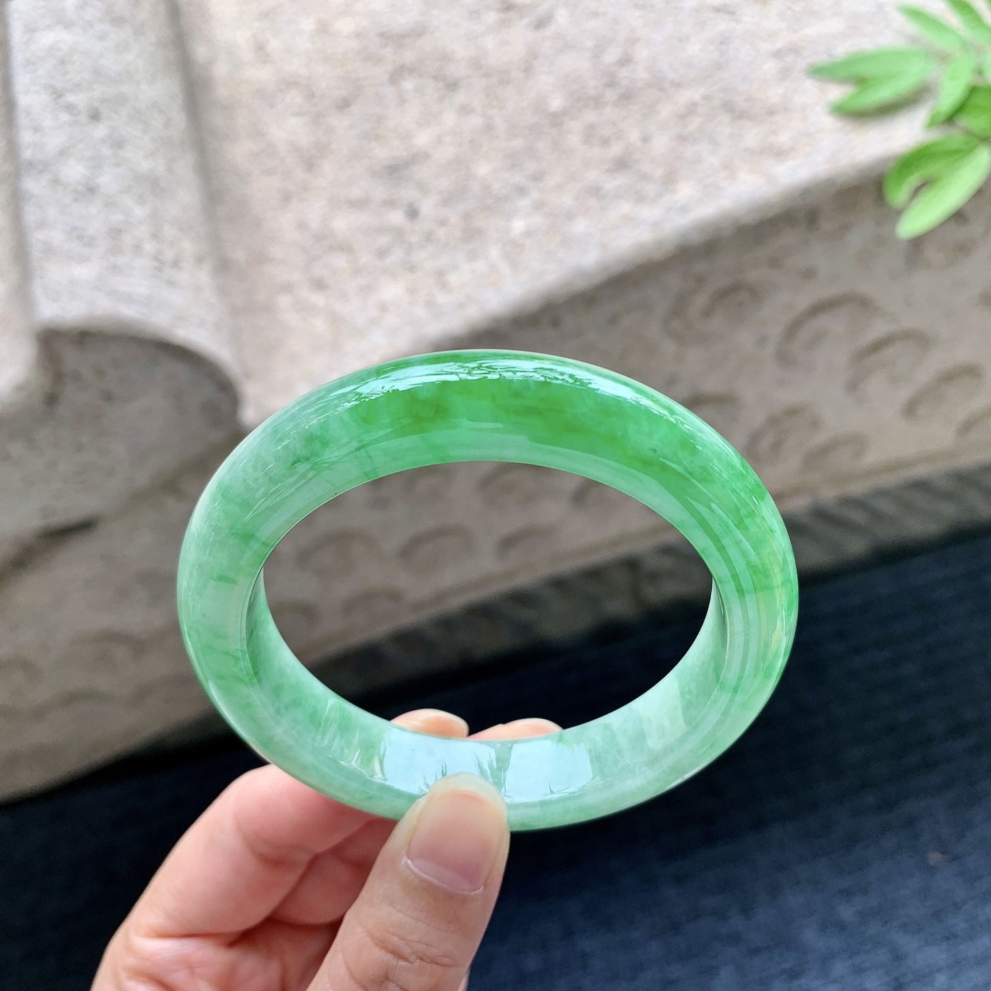 正圈55 56 圈口56.6/12.5/9.1 编码WW092232 辣绿，水润，种老，细腻，打灯有絮线