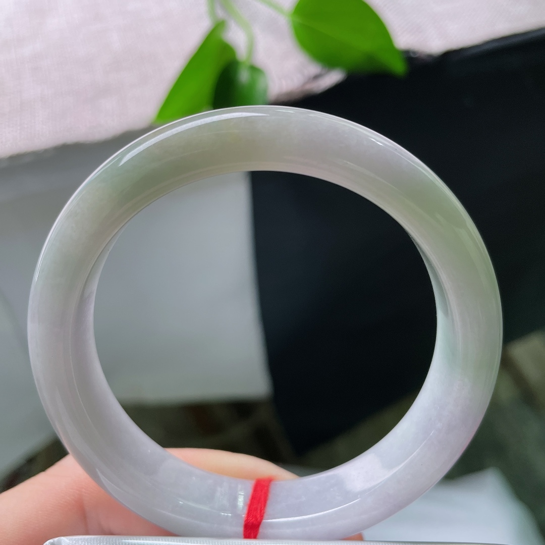 56.6/12.3/8.5，春彩正圈，晶体，冰润底色氤氲淡淡紫韵，糅合清新翠色与一缕浅黄，三色温柔交