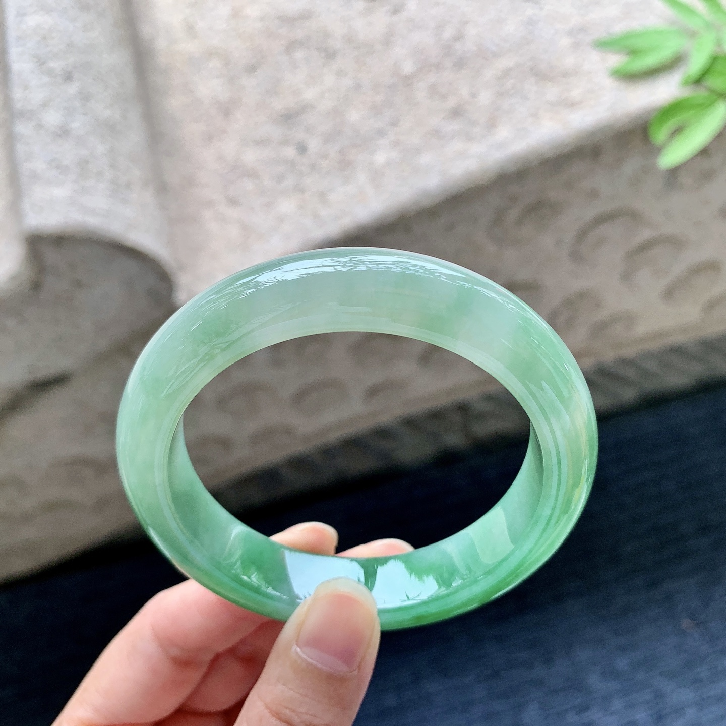 正圈54 55 圈口55/12.8/8.8 编码WW092239 冰糯辣阳绿，水润，种老，细腻，打灯有絮线