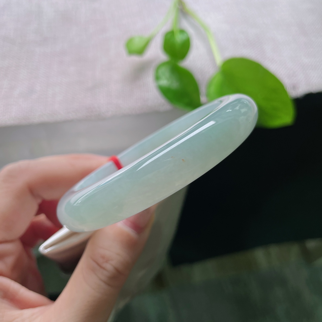 56/12.1/9，淡绿底正圈，清雅，种老，水头好，镯型厚装，端庄淑女，无裂，ss59721a