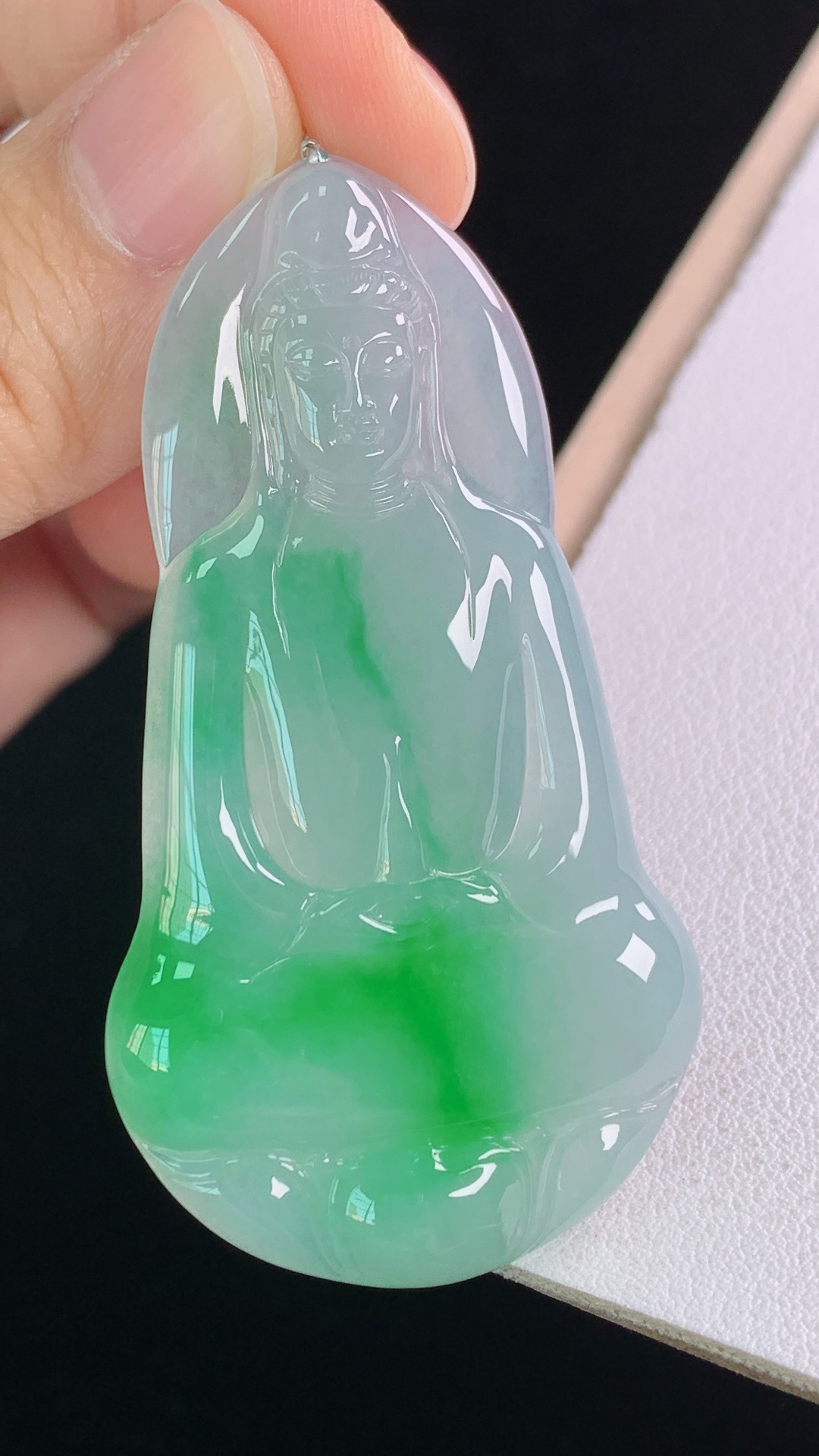 ️高品质，冰种飘绿观音，一刀切，翠色艳丽，清爽细腻，无裂，尺寸:55.8-30.0-4.6mm 17