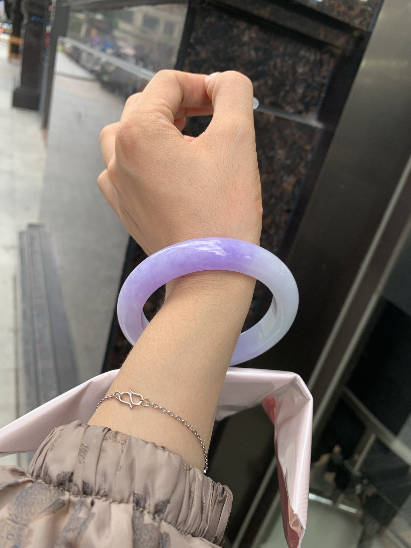 浓紫春彩正圈 60-9.9-12.7 0522-N792 打灯细纹，烟雨入春俏，彩祥出云端，一抹淡果绿色碰上浓妆艳抹妖紫，像是融化了春天，所有美好交织在一起，上手贵气显眼
