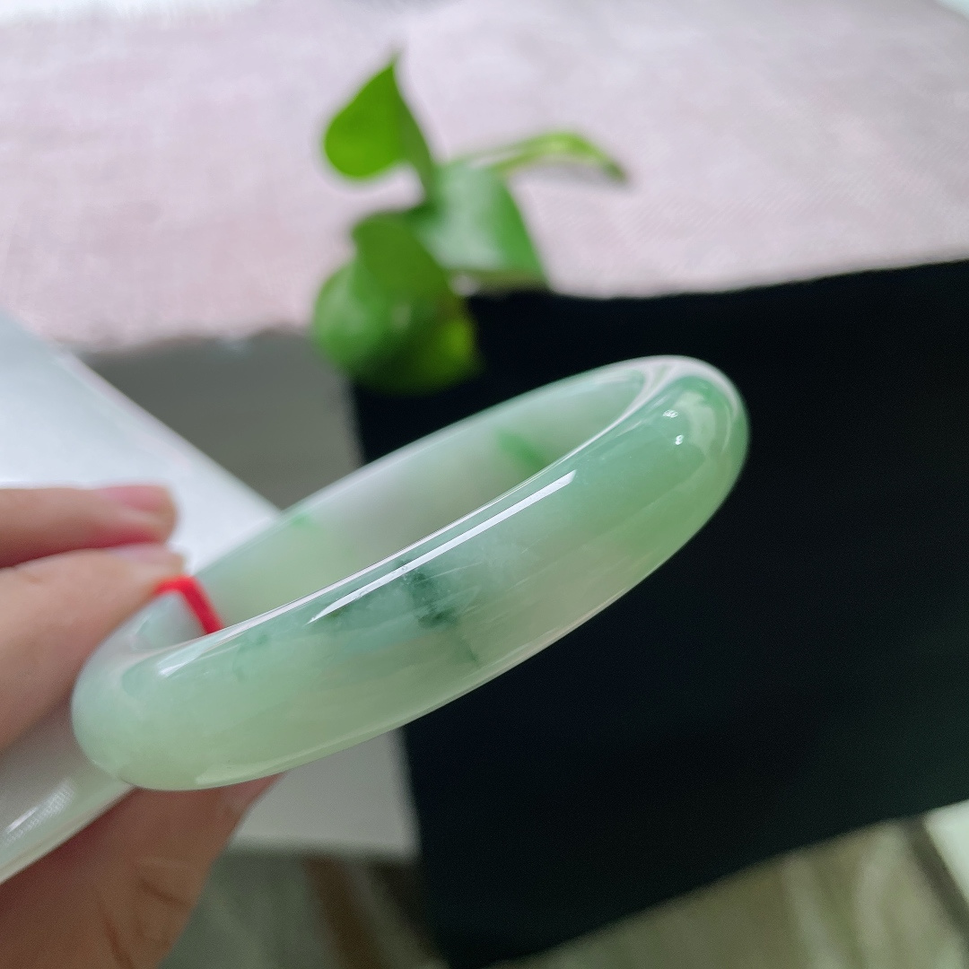 57.7/11.9/8.8，飘花正圈，皮纹，底色温润柔和，深绿色飘花随性萦绕镯身，花色写意自然，自带清雅的国风韵味。ss59753a
