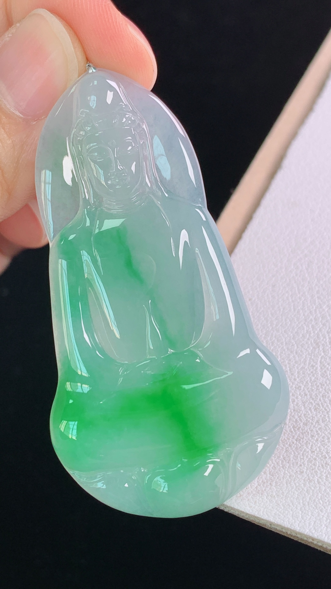 ️高品质，冰种飘绿观音，一刀切，翠色艳丽，清爽细腻，无裂，尺寸:55.8-30.0-4.6mm 17