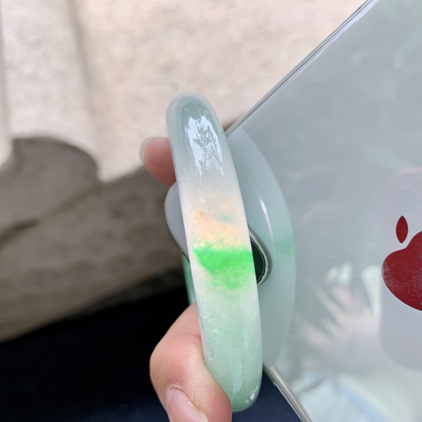 正圈54 55 圈口55.7/11.3/10 编码J1092211 糯冰飘绿，水润，种老，细腻，打灯有絮线
