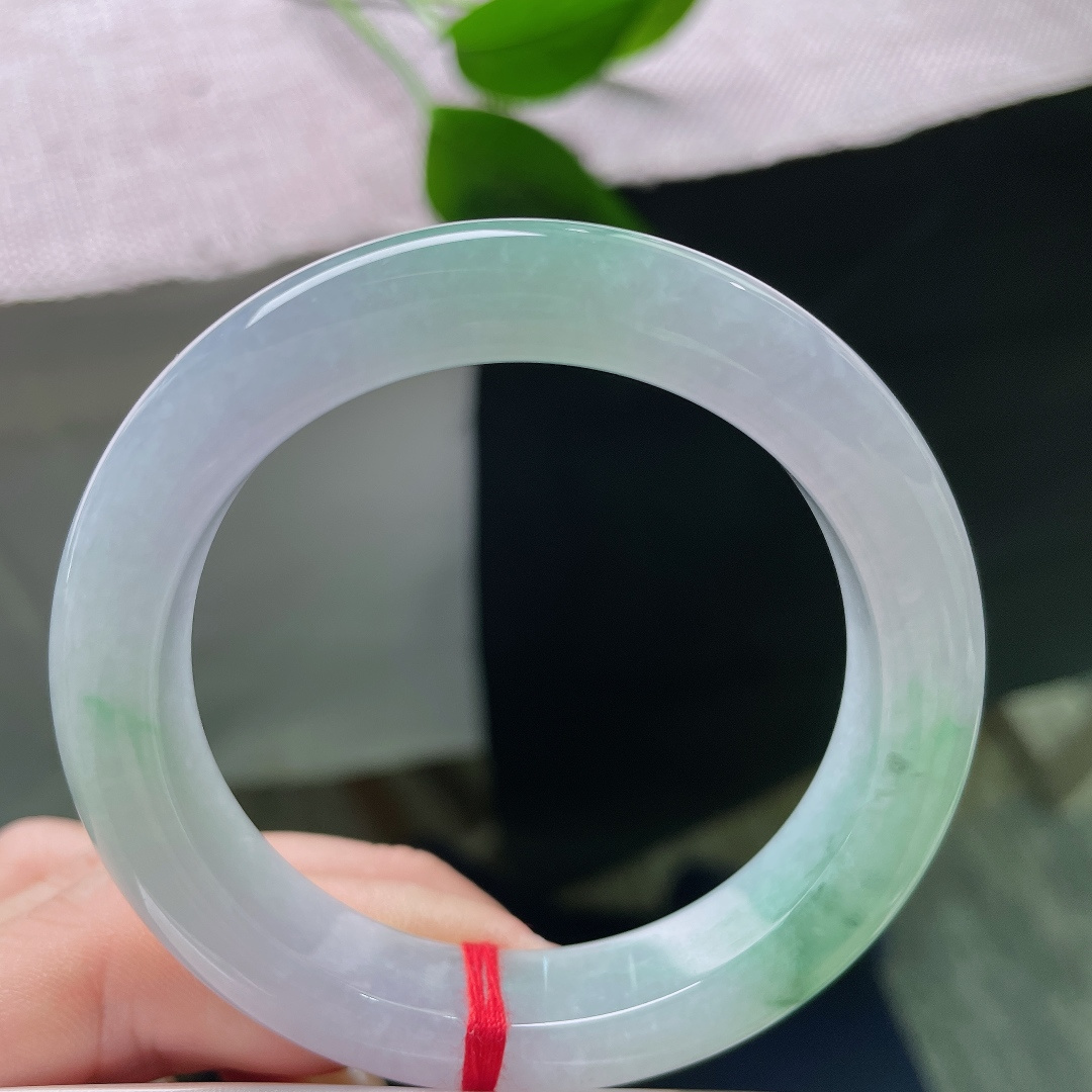 51.7/11.6/8.7，飘绿正圈，一点皮纹，一抹绿调自然晕开，不浓不艳，点缀素净玉身。ss59706a