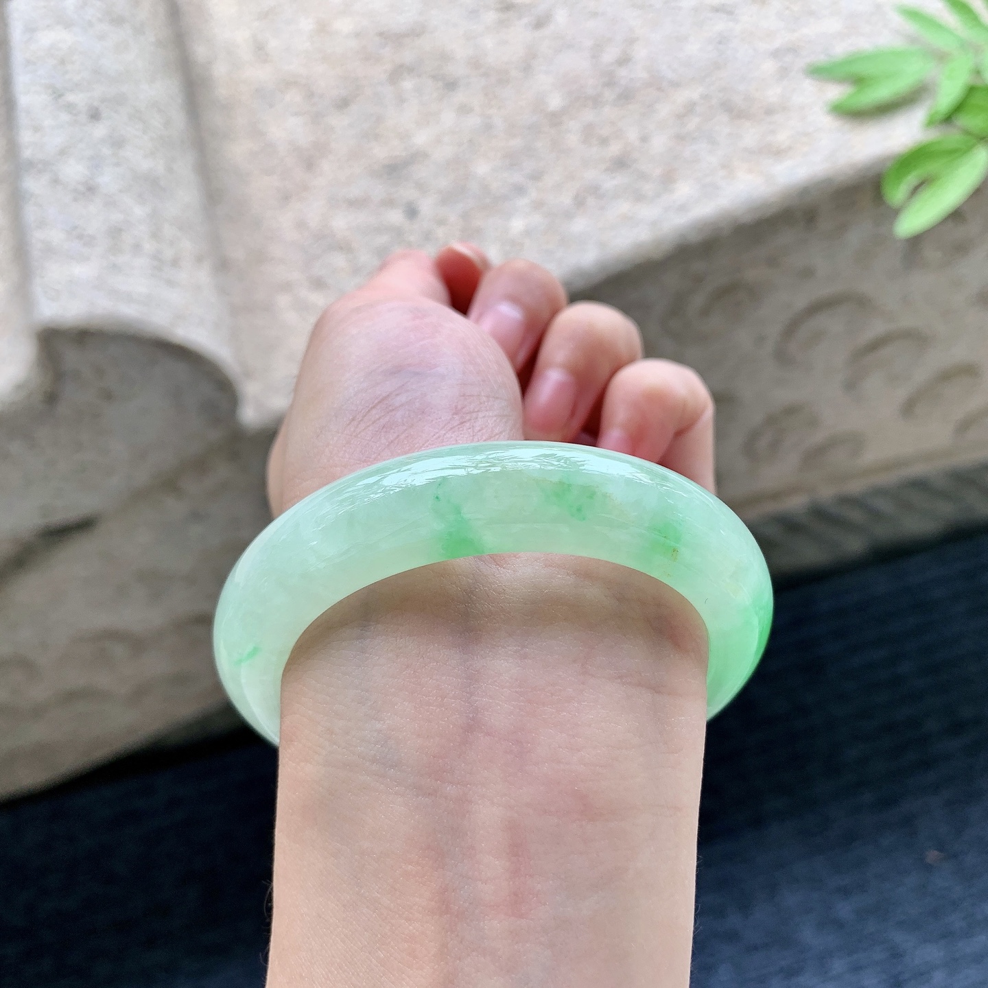 正圈52 53 圈口53.8/12.7/9.1 编码WW092237 飘阳绿，水润，种老，细腻，打灯有絮线