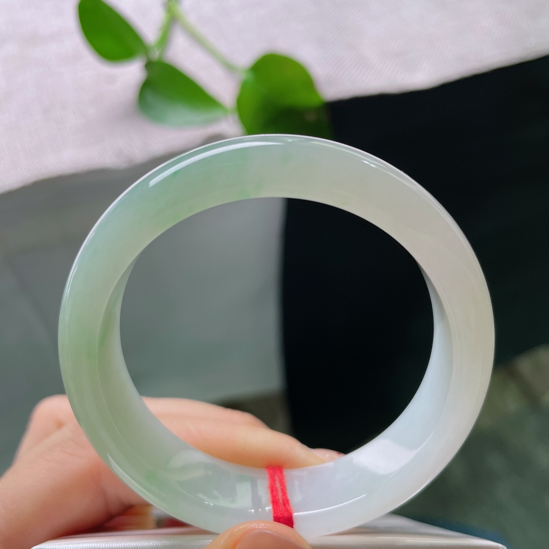 50.7/13.2/7.7，飘绿正圈，无裂，清莹玉镯，半边晕染浅翠，半边素净凝白，似春风拂过湖面，温润柔和，自带清浅诗意。ss59701a
