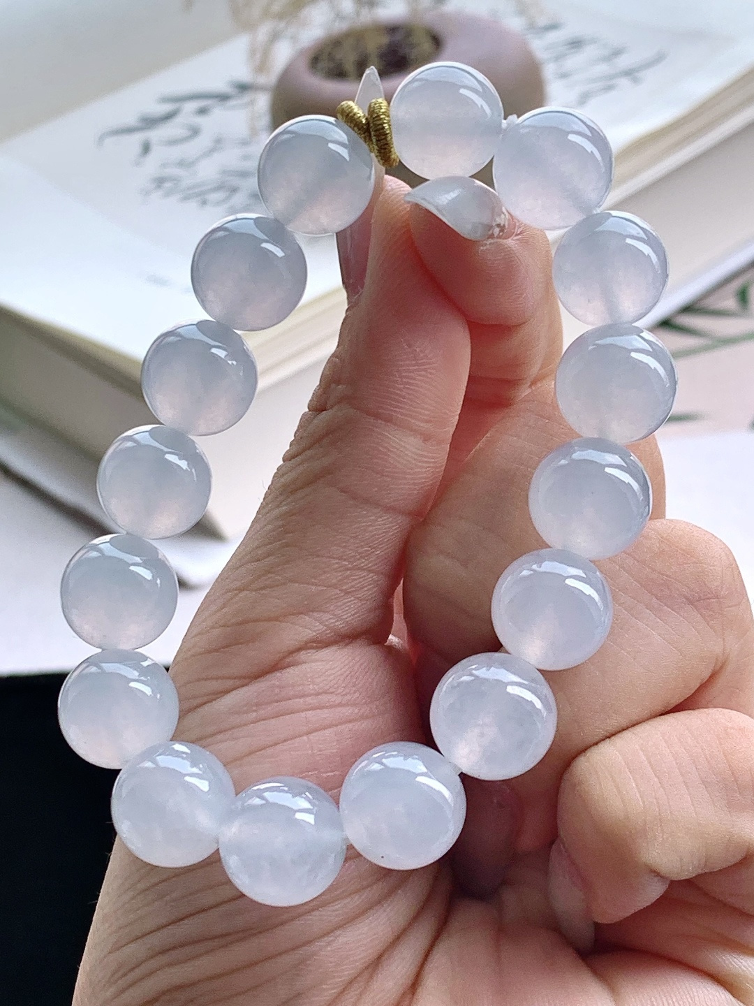 【珠子】️冰白冰手串圆珠子手串 【说明】缅甸 性比高 【尺寸】12mm 【重量】52.3克
