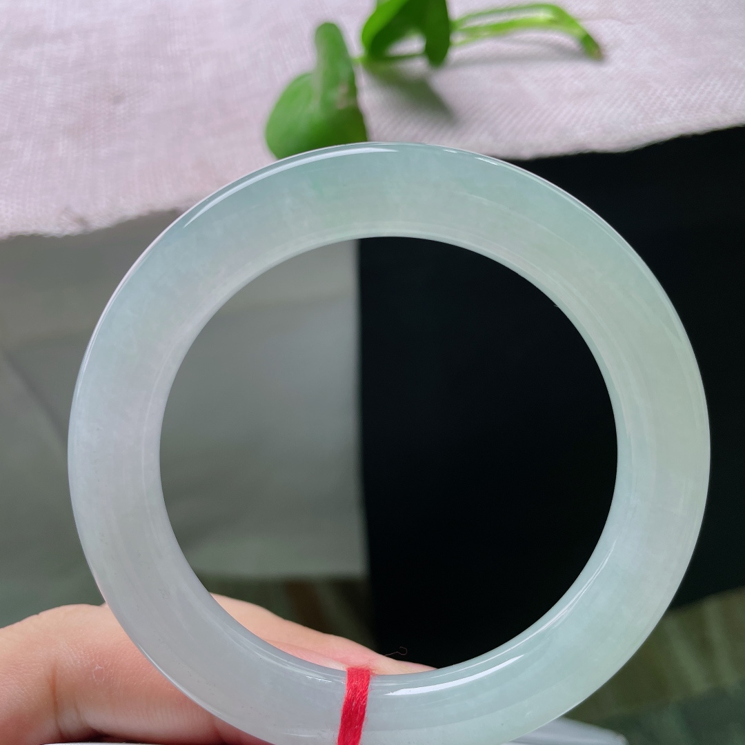 55.6/10，冰种圆条，通体莹润泛淡青柔光，素净通透，自带清逸温婉气质，上手清爽百搭，无裂。ss5