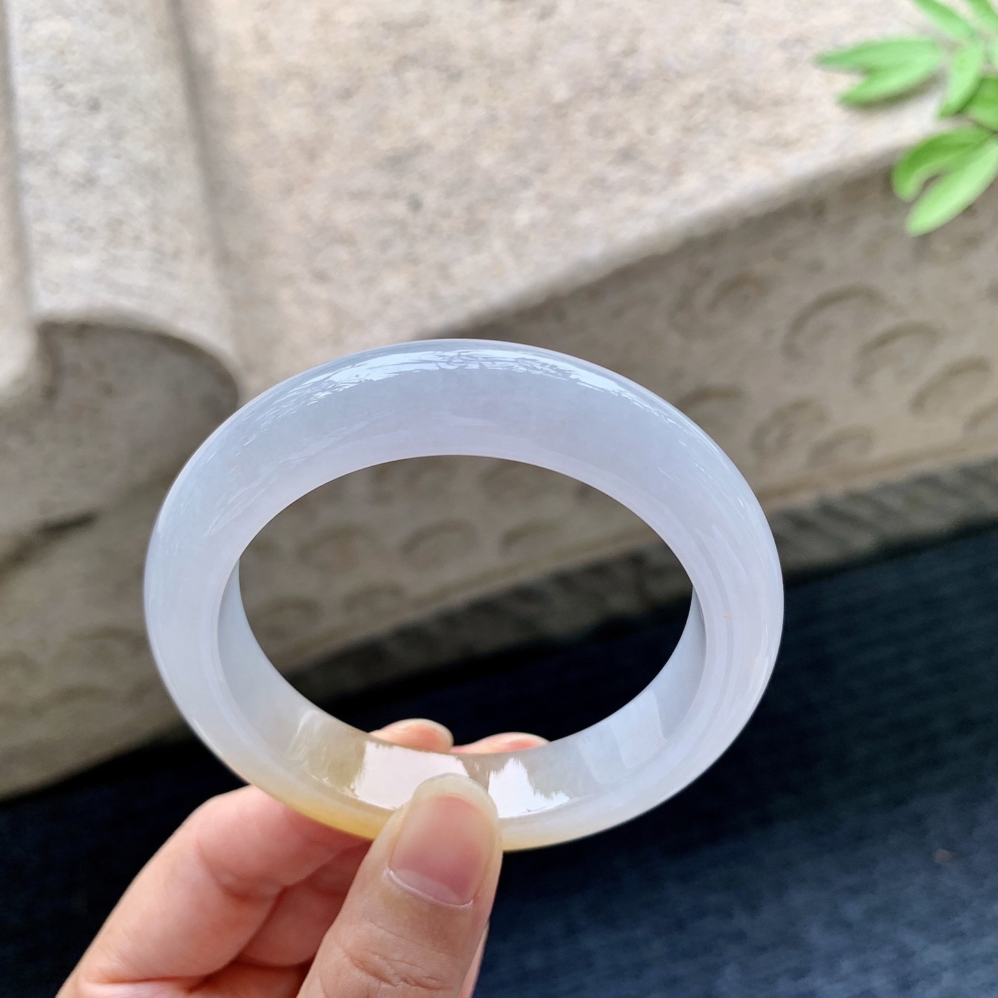 正圈53 54 圈口53.5/12.4/9.2 编码J1092210 糯冰带一抹黄翡，水润，种老，细腻，无裂