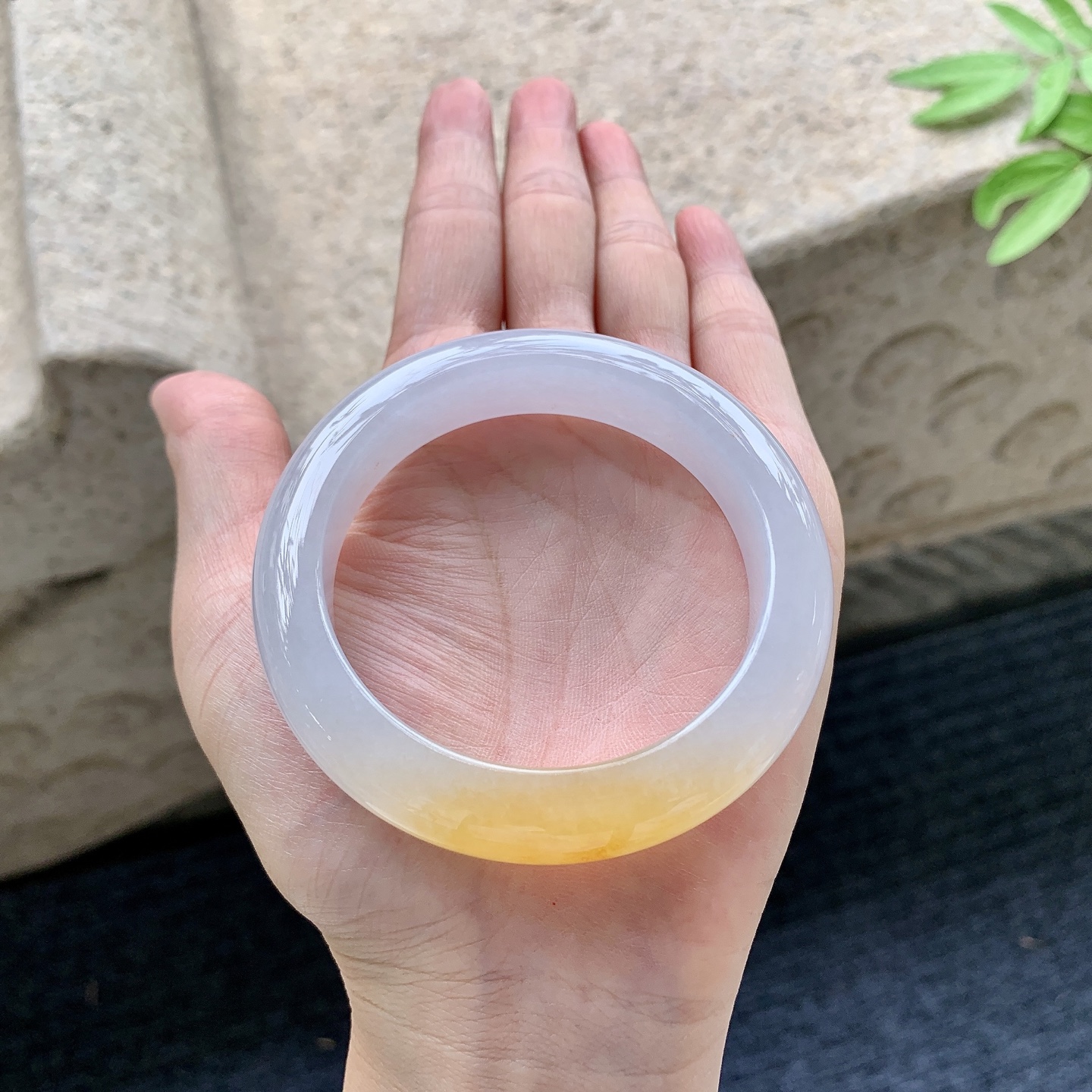 正圈53 54 圈口53.5/12.4/9.2 编码J1092210 糯冰带一抹黄翡，水润，种老，细