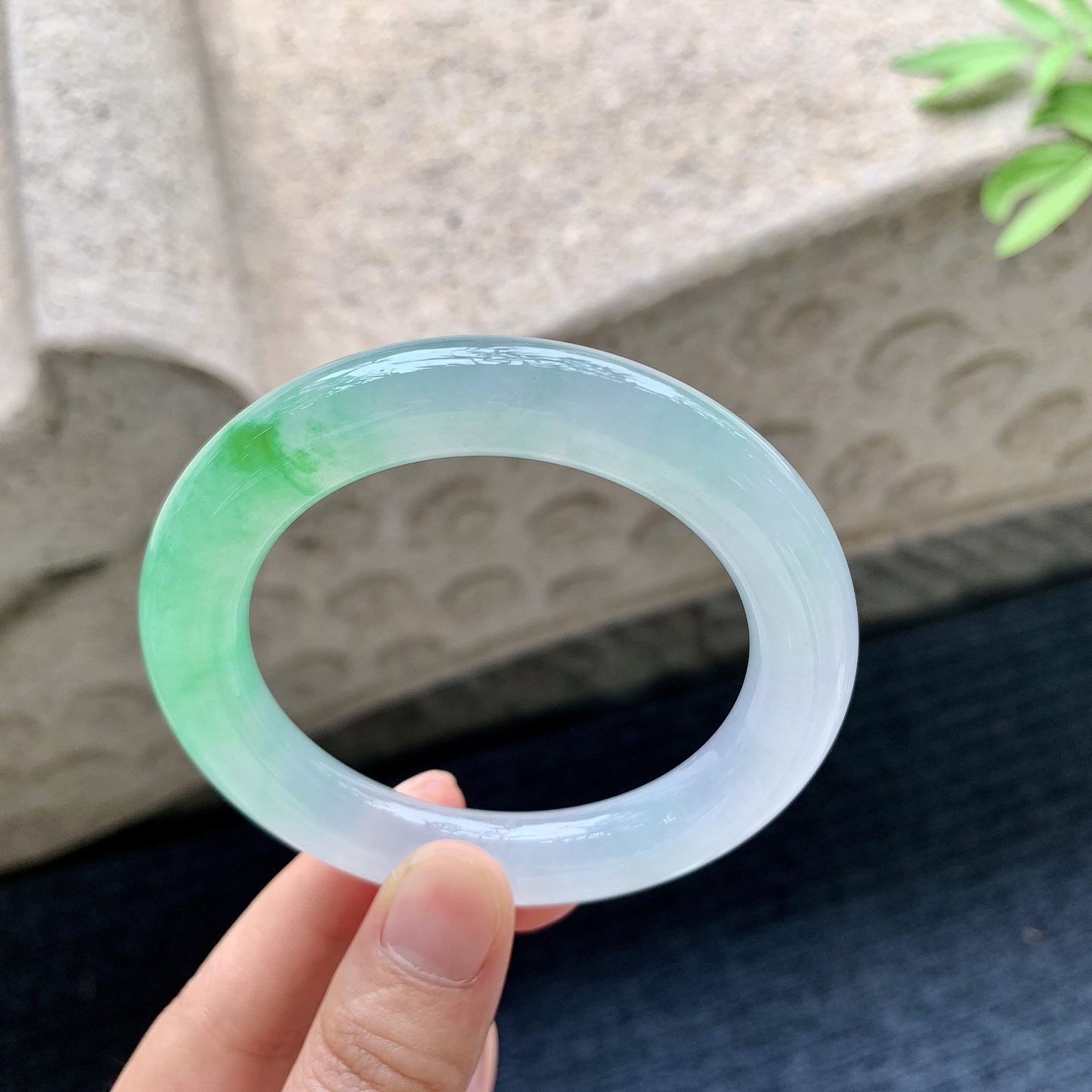 圆条52 53 圈口53.6/10.1/10.8 编码G7092208 冰飘阳绿，水润，种老，细腻，无裂