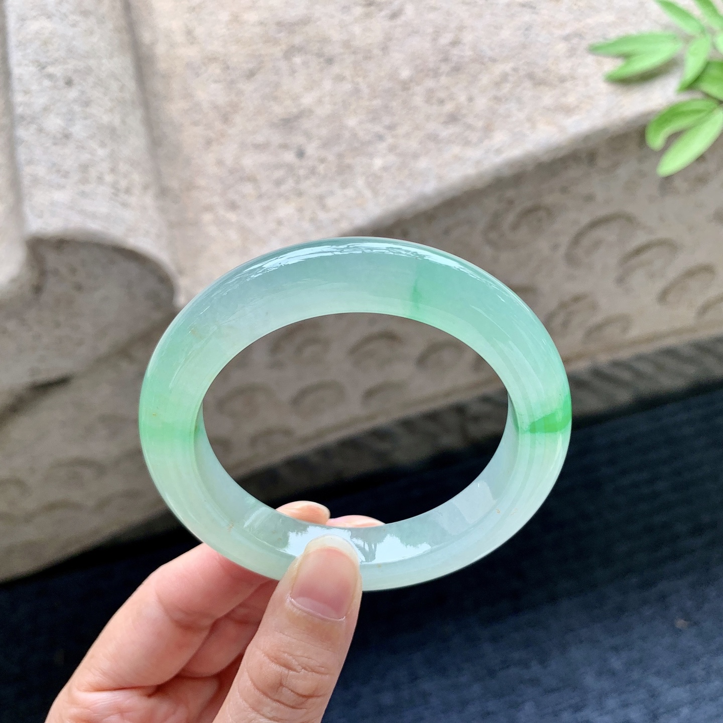 正圈54 55 圈口55.7/11.3/10 编码J1092211 糯冰飘绿，水润，种老，细腻，打灯有絮线