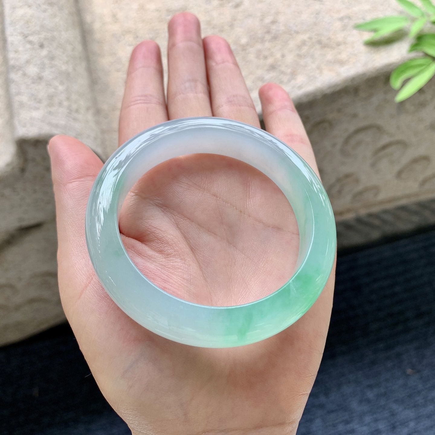 正圈53 54 圈口54.6/12.8/9.1 编码G7092202 冰糯飘阳绿，水润，种老，细腻，打灯有絮线