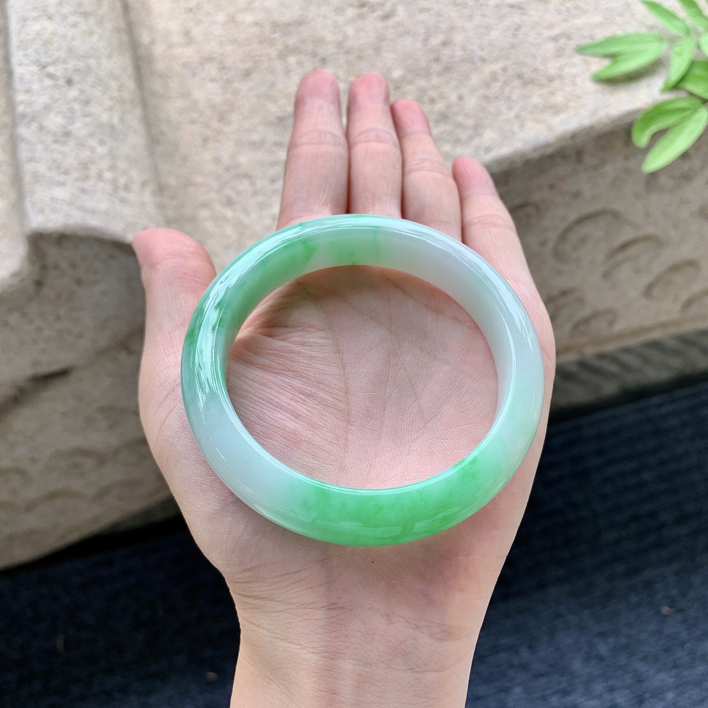 正圈55 56 圈口56.5/12/8.6 编码Q5092241 阳绿，水润，种老，细腻，有细微纹线