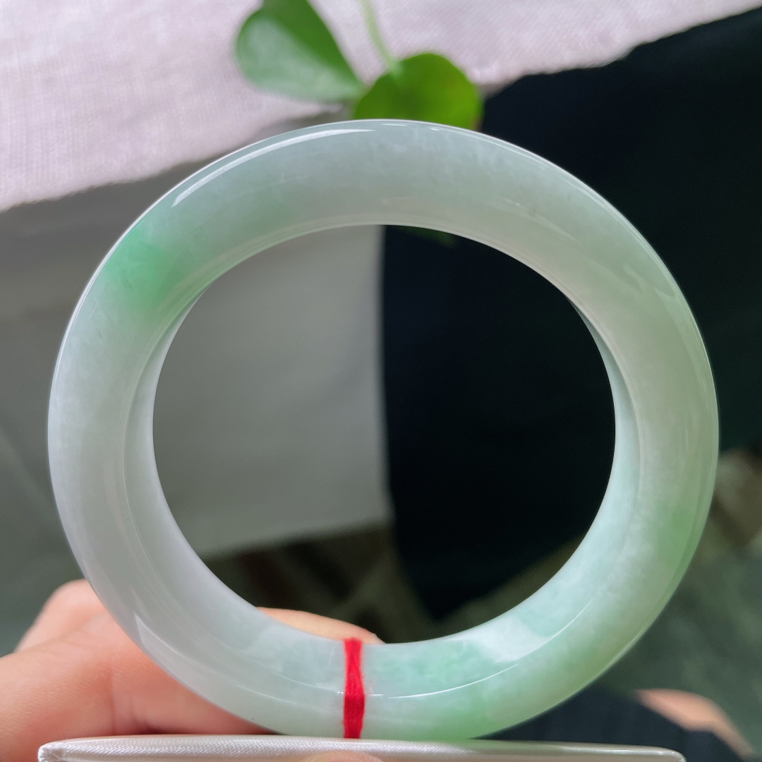 57/11.6/9.8，飘绿正圈，无裂，清浅翠色环绕镯身，水光温润内敛，简约素净，褪去浮华，尽显温婉