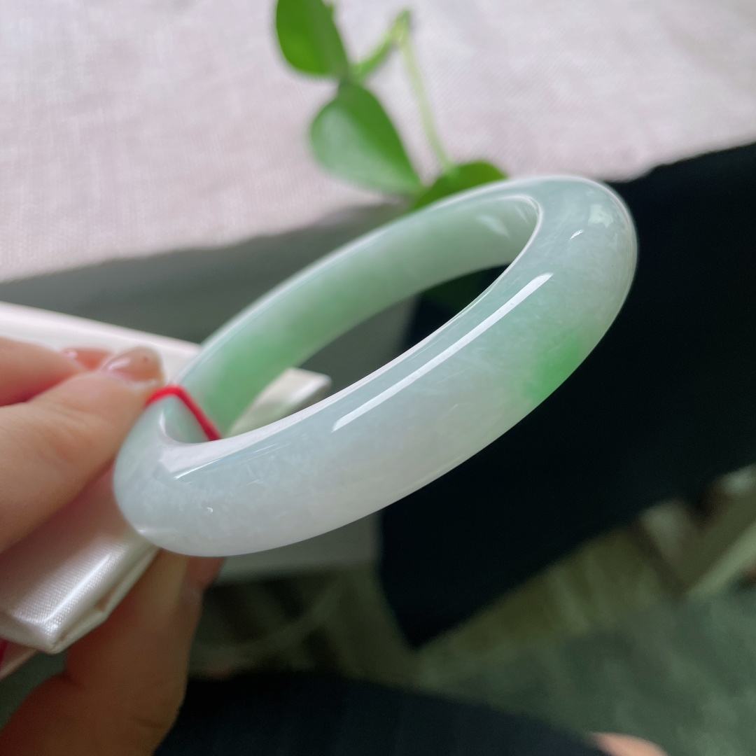 57/11.6/9.8，飘绿正圈，无裂，清浅翠色环绕镯身，水光温润内敛，简约素净，褪去浮华，尽显温婉恬淡的东方气韵。ss59783a