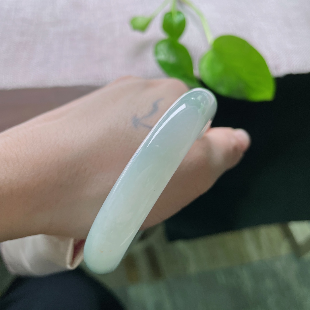 56/12.1/9，淡绿底正圈，清雅，种老，水头好，镯型厚装，端庄淑女，无裂，ss59721a