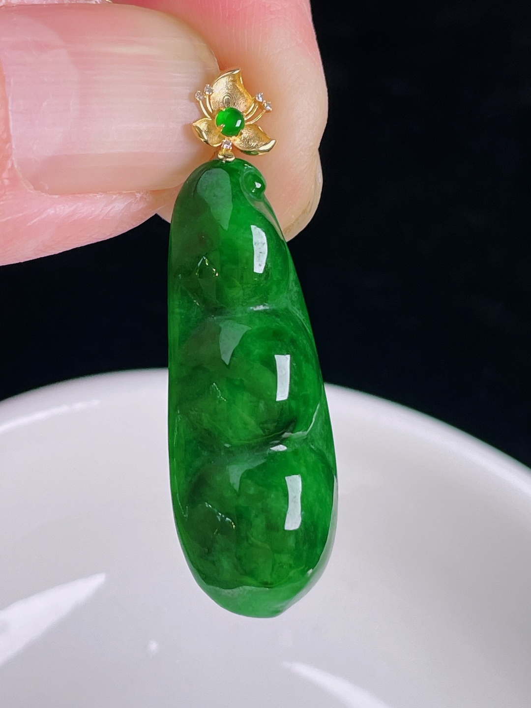 辣绿豆子福豆，18k镶嵌，老种起光，细底通透，尺寸：38.6裸石32/13/7.4mm0921