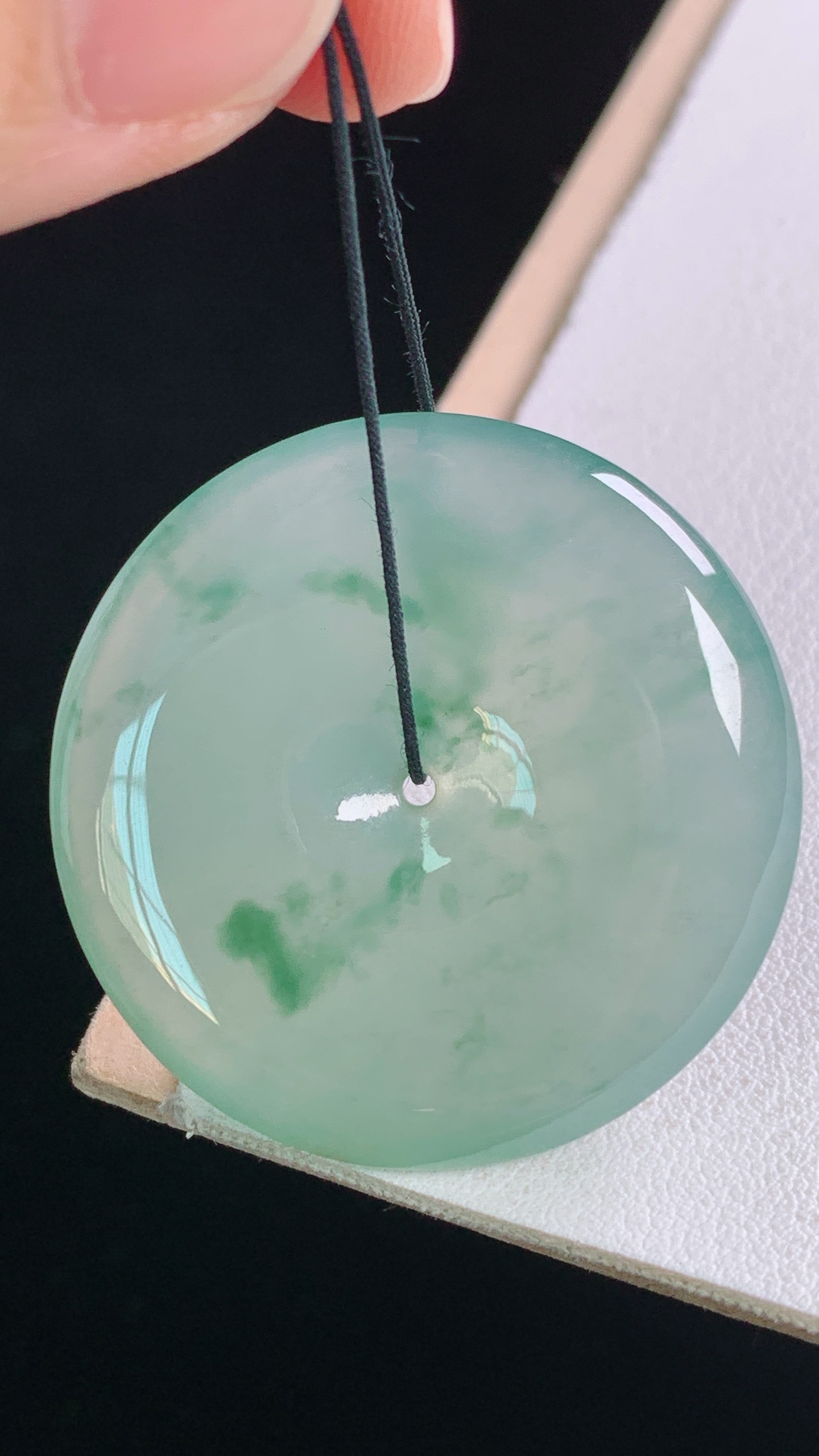 冰晴飘花平安扣 种色兼备，花色灵动，无裂 尺寸:34.7-6.0mm 18