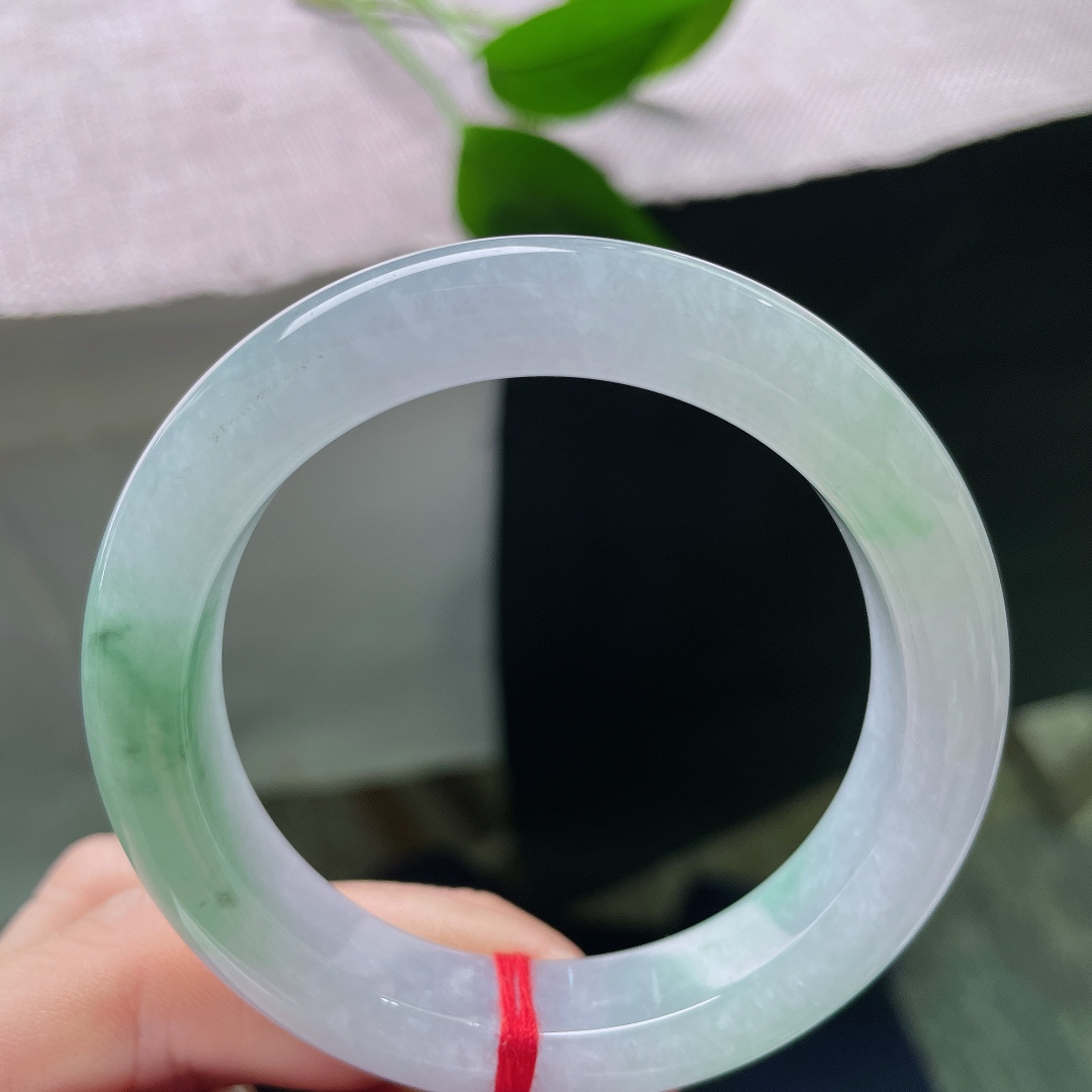 51.7/11.6/8.7，飘绿正圈，一点皮纹，一抹绿调自然晕开，不浓不艳，点缀素净玉身。ss59706a