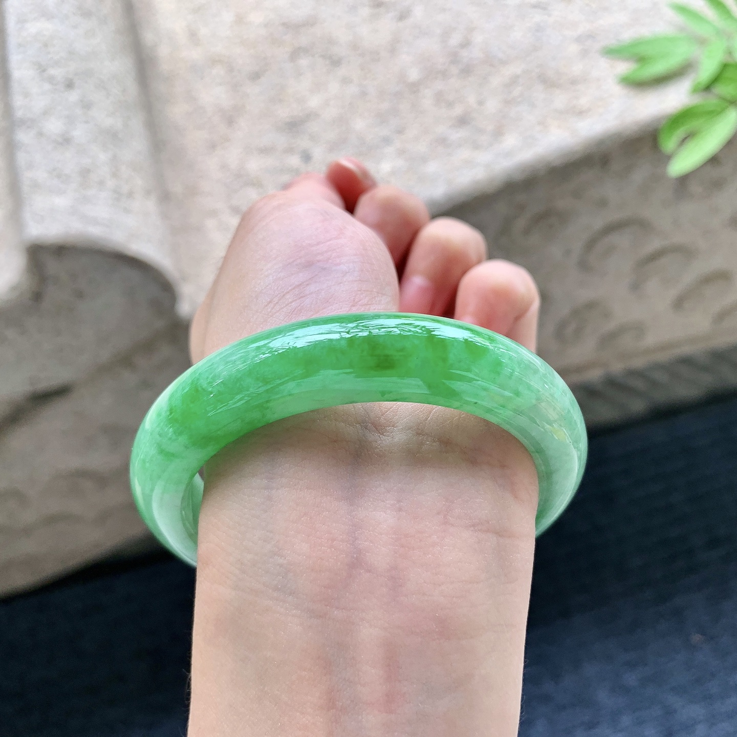 正圈55 56 圈口56.6/12.5/9.1 编码WW092232 辣绿，水润，种老，细腻，打灯有絮线