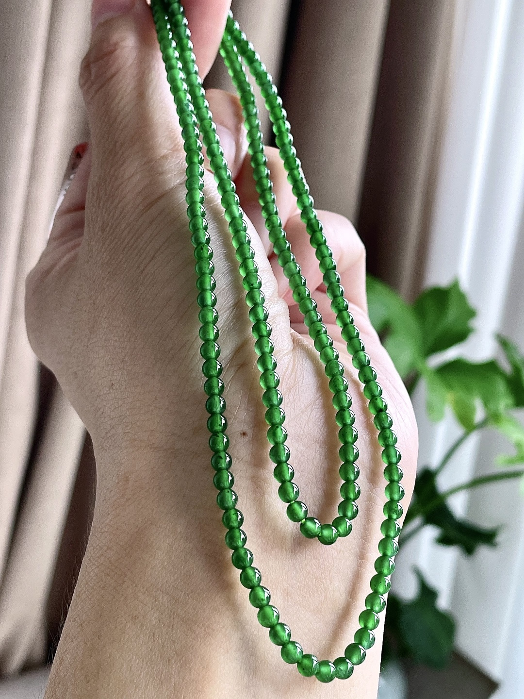 【珠子】冰辣阳绿珠链圆珠珠子珠链 【说明】 性比高 【尺寸】3.4mm 29cm 【重量】14.7克