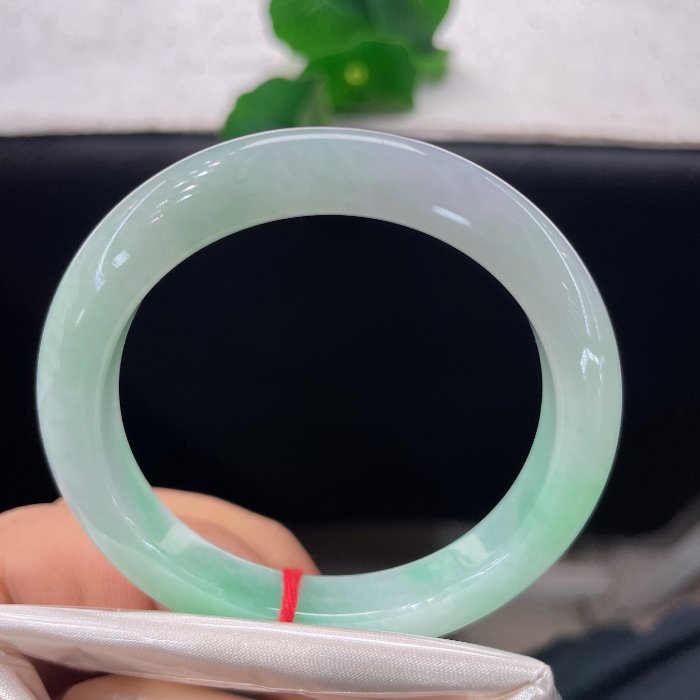 天然翡翠手镯 圈口50/9/7.3，白底青正圈，50/51可戴，一抹清新翠色，温润入骨，微纹裂上手无视