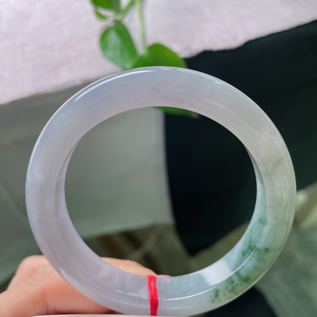 57/12.2/9.6，飘花正圈，晶体纹，素净玉身藏一抹青花，腕间清浅，静自生韵。ss59685a