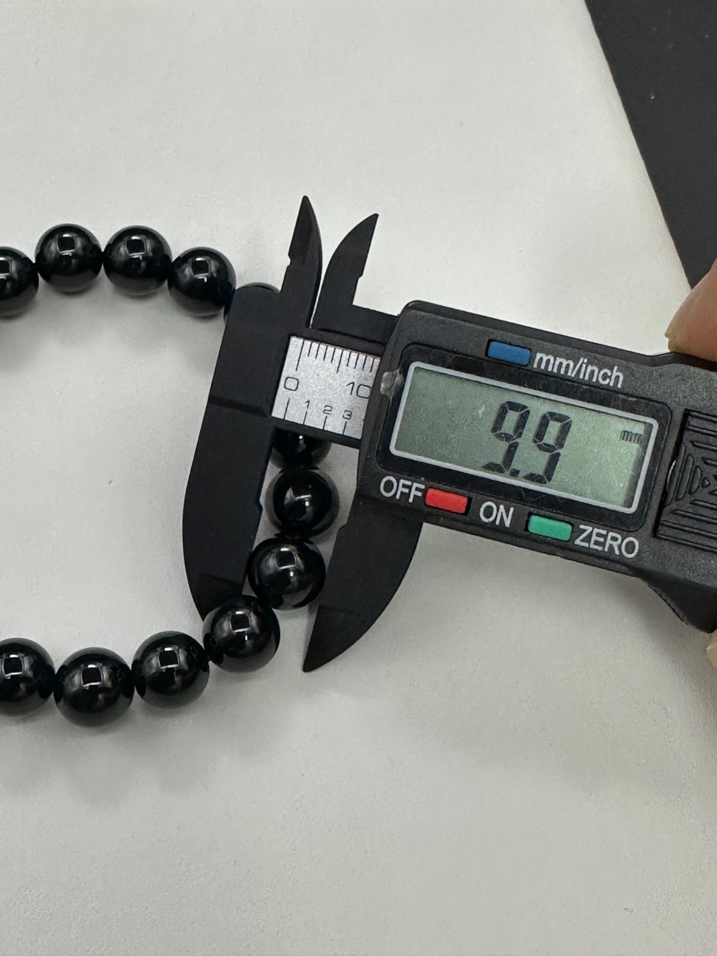 墨翠手串10mm 老坑冰种 黑度极黑 灯照全透 呈帝王绿 种老起光 底极细腻 圆润饱满
