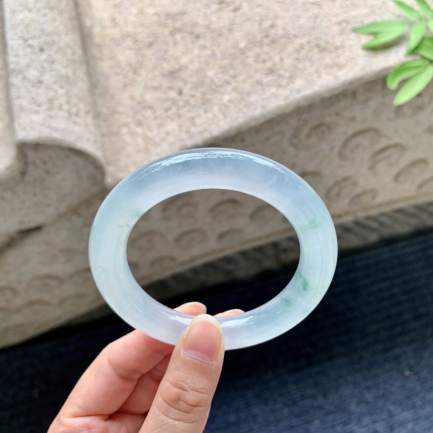 圆条54 55 圈口54.4/10.9/10.8 编码G7092207 冰种飘花，水润，种老，细腻，无裂