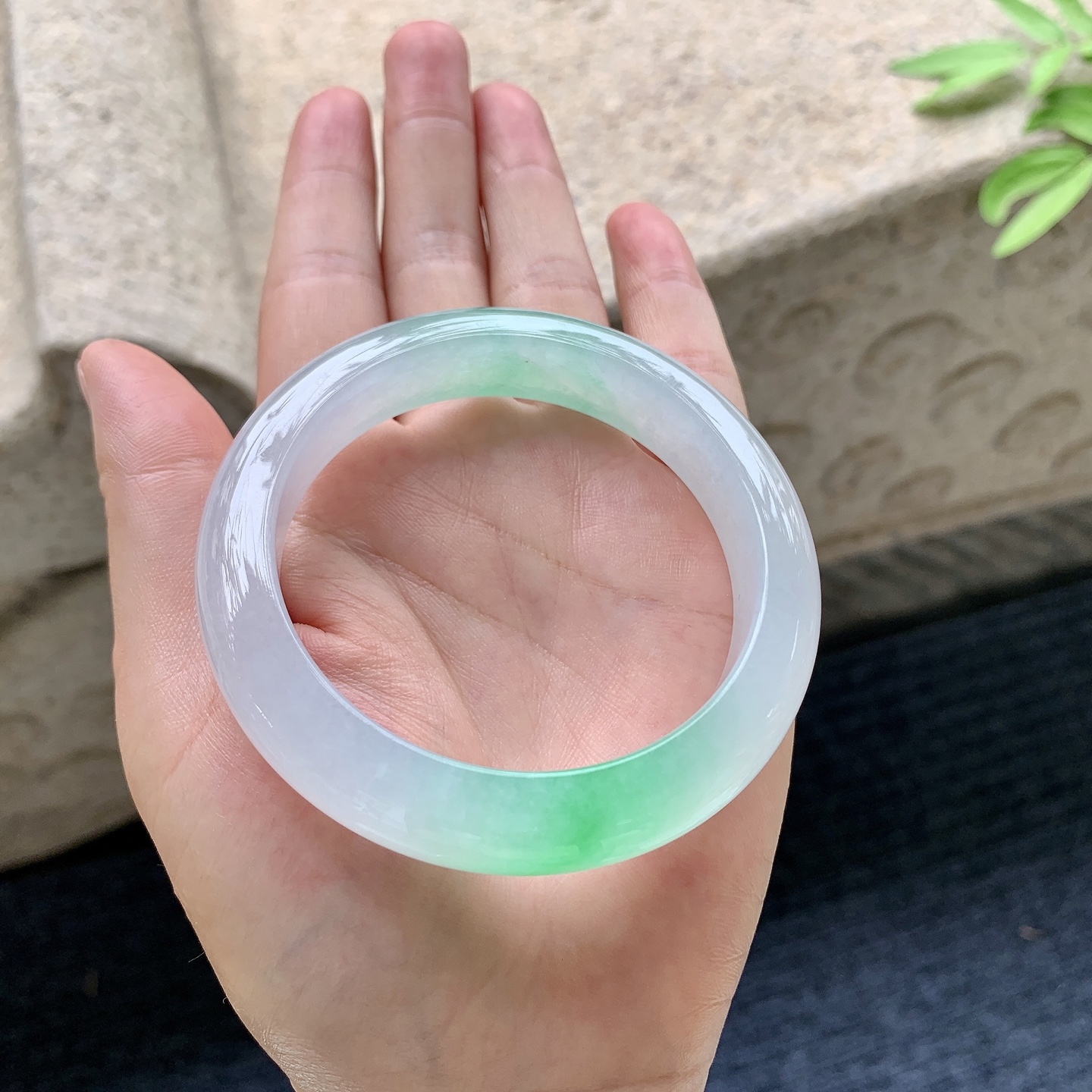 正圈55 56 圈口56/12.4/9 编码G7092206 冰糯飘阳绿，水润，种老，细腻，打灯有絮