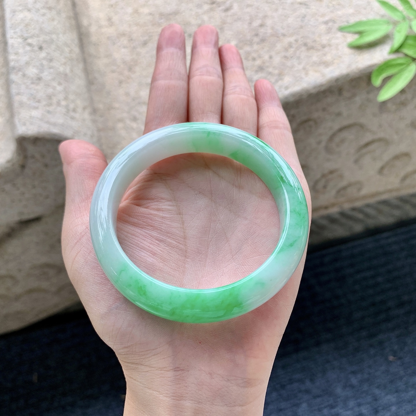 正圈55 56 圈口56.5/12/8.6 编码Q5092241 阳绿，水润，种老，细腻，有细微纹线